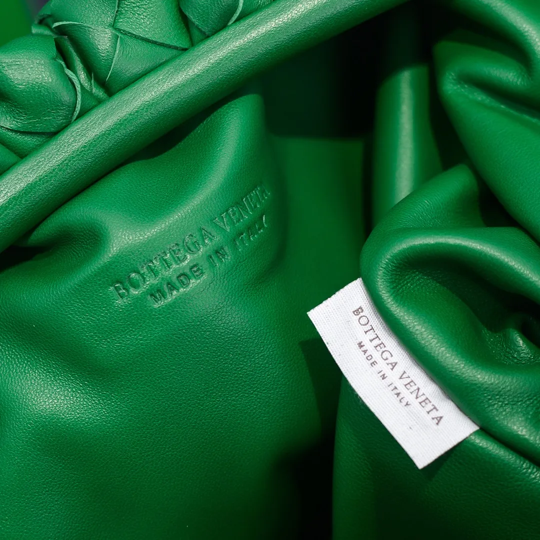 🔥🔥The counterattack of the popular Bottega Veneta started with this series of cloud bags, which went viral in the fashion circle and started a craze! Out of stock, out of stock, out of stock... One piece is hard to find, super hard to buy, regardless of age, season, or occasion. Very classy. Really, if you carry this on the road, it will turn heads! This is also the reason why this series is so expensive. Large size: 38*20*8.5cm [Big Cloud Weave] Racing Green